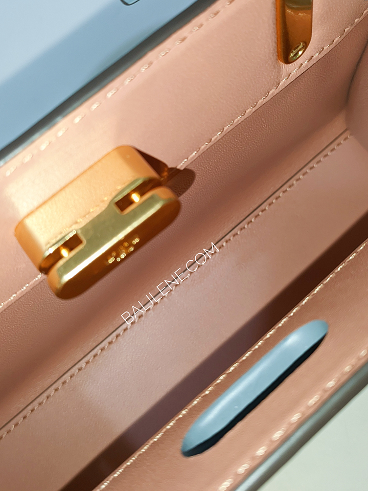 Tory-Burch-56912-Lee-Radziwill-Petite-Bag-Brunnera-Balilene-detail-dalam