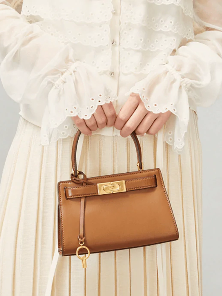 Tory-Burch-56912-Lee-Radziwill-Petite-Bag-Moose-Balilene-onmodel