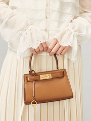 Tory-Burch-56912-Lee-Radziwill-Petite-Bag-Moose-Balilene-onmodel