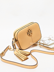 Tory-Burch-64447-McGraw-Camera-Bag-Jackfruit-Balilene-detail-depan