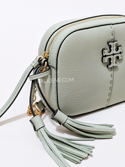 Tory-Burch-64447-McGraw-Camera-Bag-Pine-Frost-Balilene-detail-samping