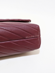 Tory-Burch-64963-Kira-Chevron-Small-Convertible-Imperial-Garnet-Balilene-detail-bawah