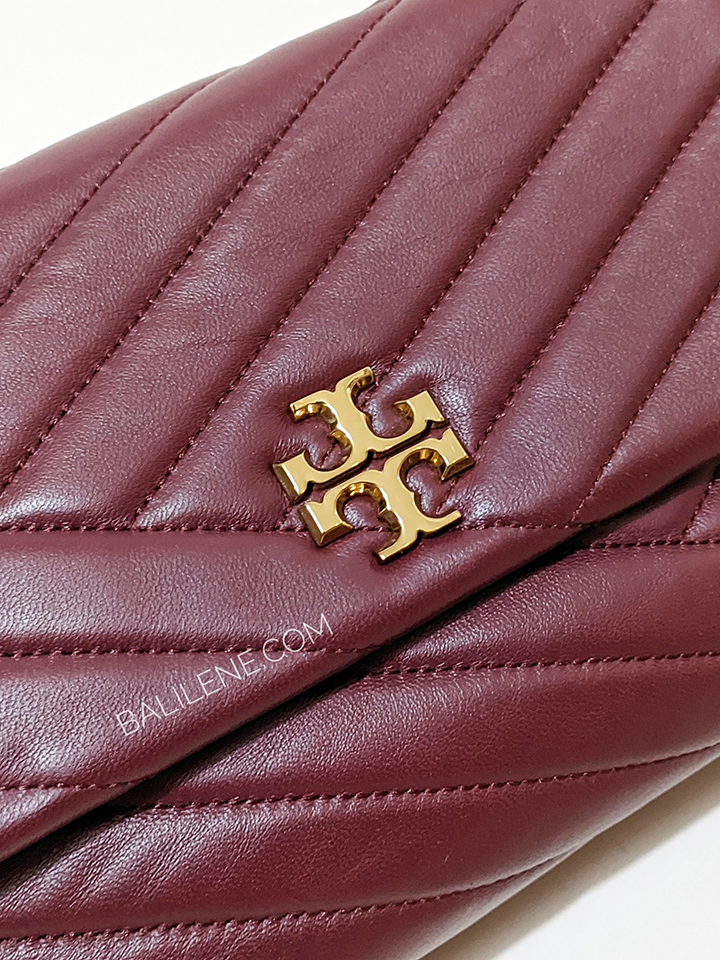 Tory-Burch-64963-Kira-Chevron-Small-Convertible-Imperial-Garnet-Balilene-detail-logo