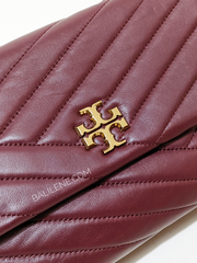 Tory-Burch-64963-Kira-Chevron-Small-Convertible-Imperial-Garnet-Balilene-detail-logo