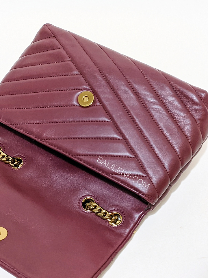Tory-Burch-64963-Kira-Chevron-Small-Convertible-Imperial-Garnet-Balilene-detail-penutup