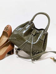 Tory-Burch-85118-McGraw-Embossed-Small-Drawstring-Satchel-New-Olive-Balilene-detail-depan
