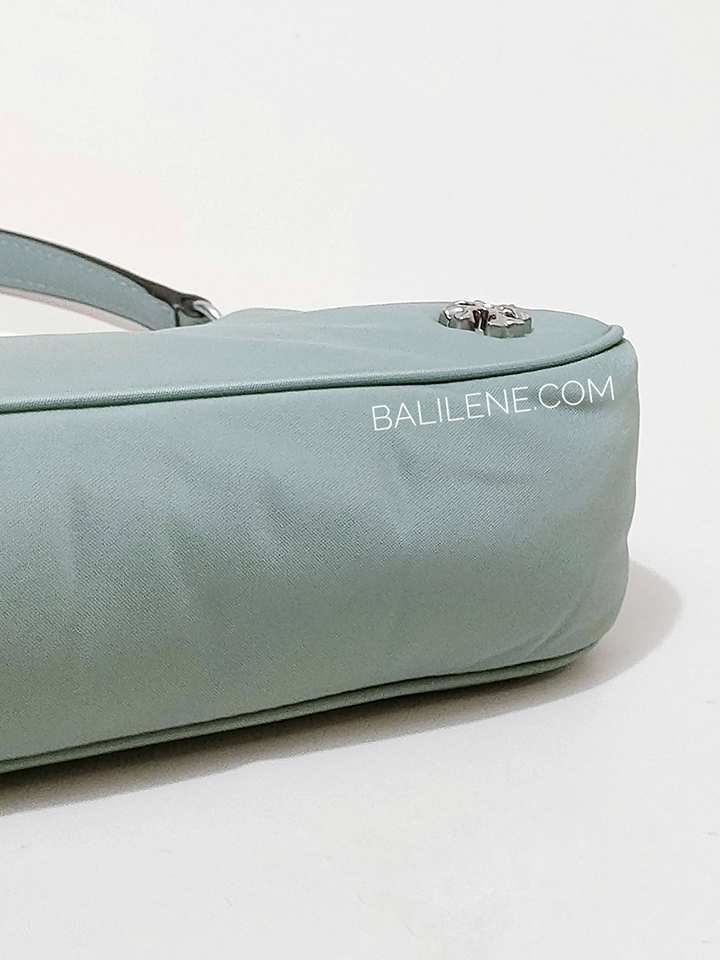 Tory-Burch-88885-Mercer-Small-Nylon-Crescent-Bag-Blue-Celadon-Balilene-detail-bawah
