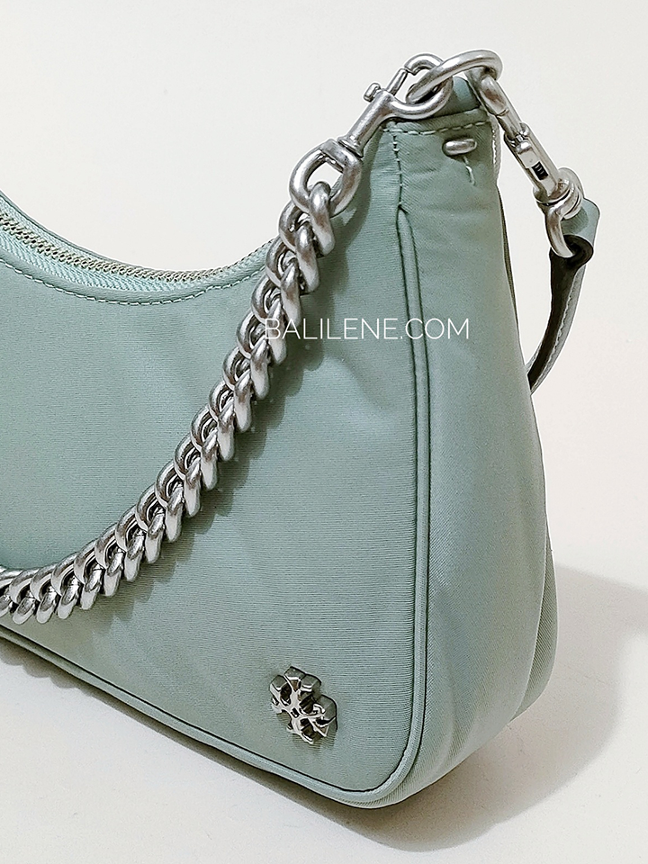 Tory-Burch-88885-Mercer-Small-Nylon-Crescent-Bag-Blue-Celadon-Balilene-detail-samping
