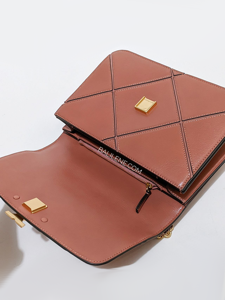 Tory-Burch-Eleanor-Diamond-Quilted-Convertible-Shoulder-Bag-Toasted-Pecan-Balilene-detail-penutup