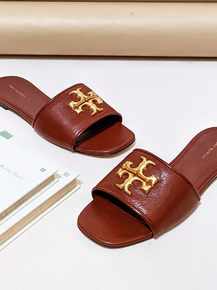 Tory-Burch-Eleanor-Slide-Palissandro-Balilene-detail-logo