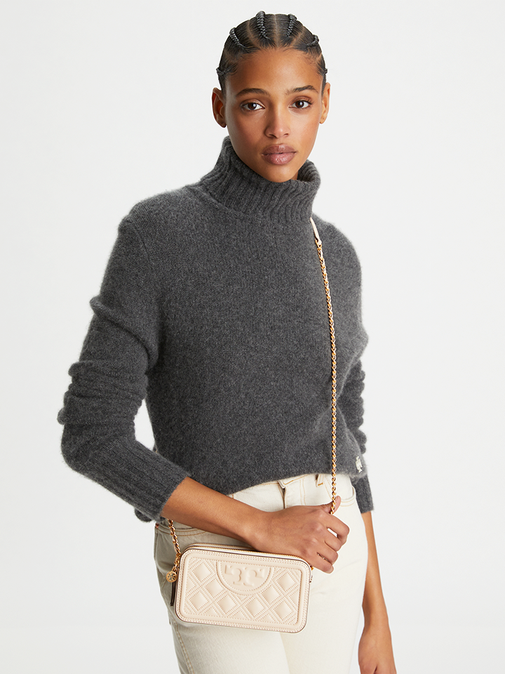 Tory-Burch-Fleming-Double-Zip-Mini-Bag-Cream-Balilene-onmodel