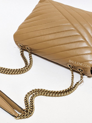 Tory-Burch-Kira-Chevron-Convertible-Shoulder-Bag-Dusty-Almond-Balilene-detail-belakang
