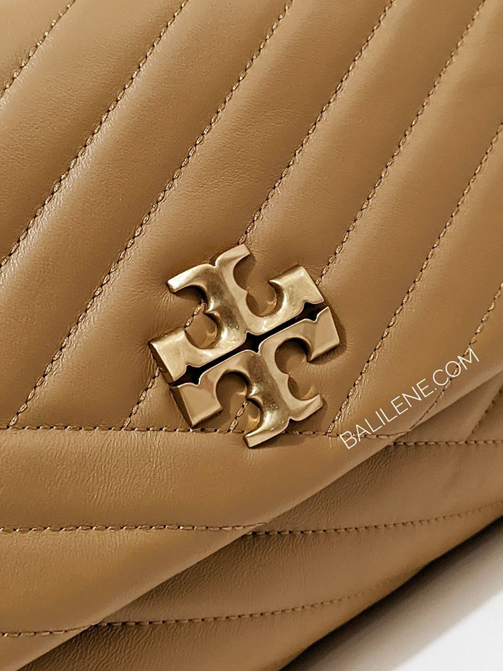 Tory-Burch-Kira-Chevron-Convertible-Shoulder-Bag-Dusty-Almond-Balilene-detail-logo