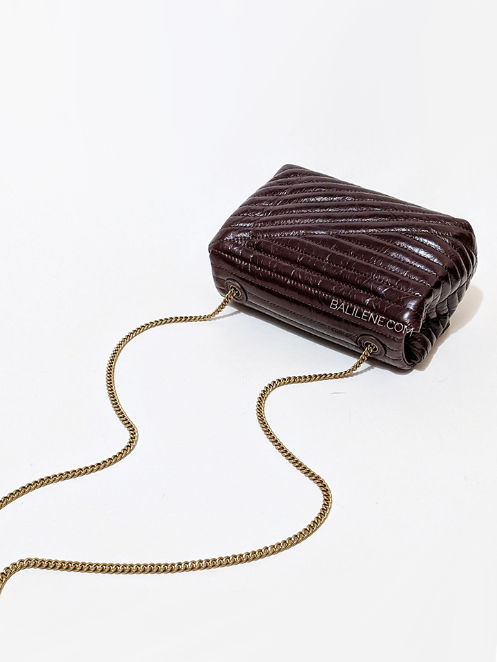 Tory-Burch-Kira-Chevron-Glazed-Mini-Bag-Fig-Balilene-detail-belakang