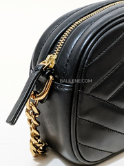 Tory-Burch-Kira-Chevron-Small-Camera-Bag-Black-Balilene-detail-samping