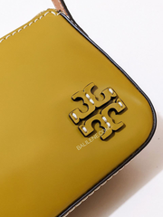 Tory-Burch-McGraw-Spazzolato-Wedge-Island-Palm-Balilene-detail-logo