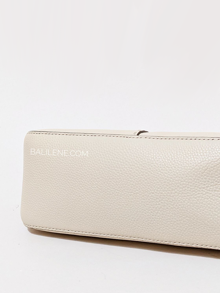 Tory-Burch-McGraw-Wedge-Shoulder-Bag-Brie-Balilene-detail-bawah