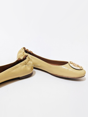 Tory-Burch-Multi-Logo-Ballet-Flat-In-Cornbread-Balilene-detail-samping
