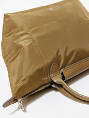bagian-belakang-Longchamp-CLub-Medium-TopHandle-Khaki