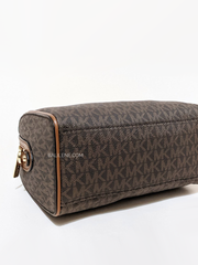 detail-bagian-bawah-Michael-Kors-Travel-Extra-Small-Logo-And-Faux-Leather-Duffle-Crossbody-Bag-Brown