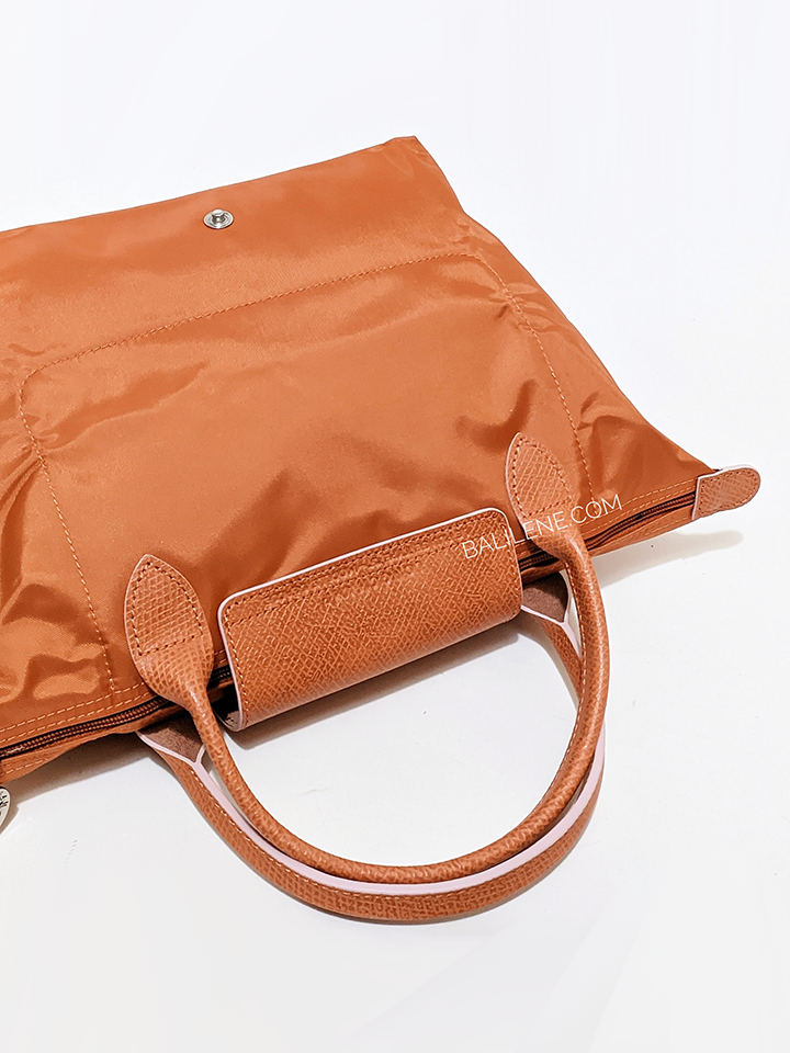 detail-bagian-belakang-Longchamp-Le-Pliage-Club-Small-Top-Handle-Bag-Orange