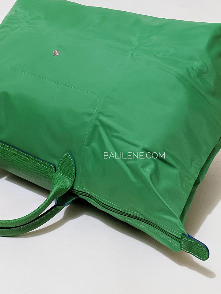 detail-bagian-belakang-Longchamp-Le-Pliage-Club-Travel-Bag-Cactus