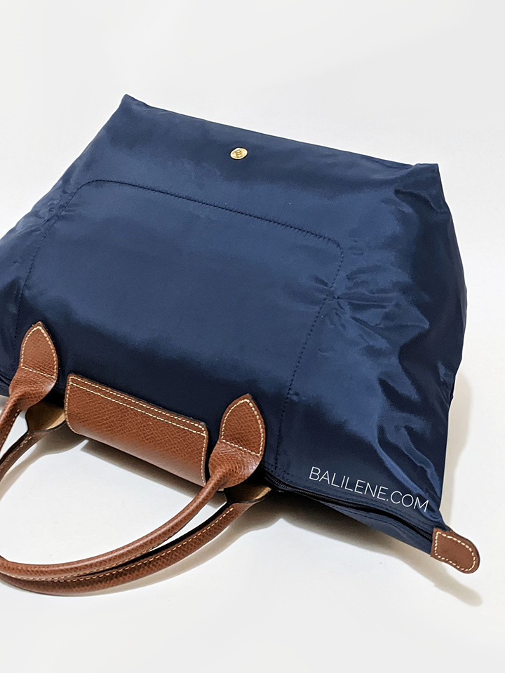 detail-bagian-belakang-Longchamp-Le-Pliage-Original-Top-Handle-Bag-Medium-Navy