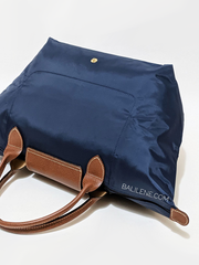 detail-bagian-belakang-Longchamp-Le-Pliage-Original-Top-Handle-Bag-Medium-Navy