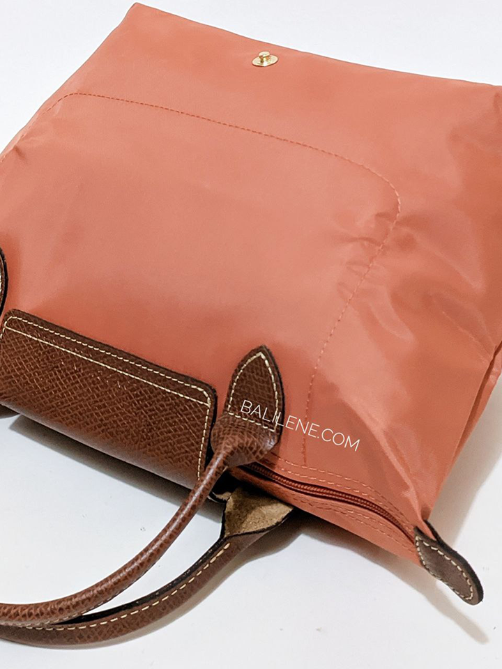 detail-bagian-belakang-Longchamp-Le-Pliage-Original-Top-Handle-Bag-Small-Blush