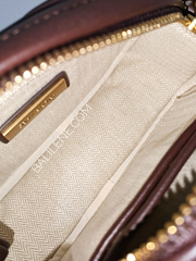 detail-bagian-dalam-Tory-Burch-Kira-Chevron-Small-Camera-Bag-Tempranillo