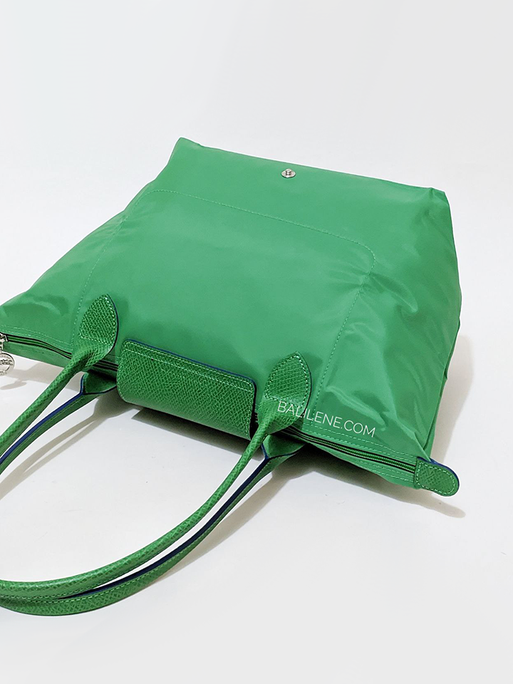detail-belakang-Longchamp-Le-Pliage-Club-Medium-Shoulder-Bag-Cactus