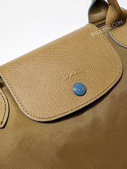 detail-depan-Longchamp-CLub-Medium-TopHandle-Khaki