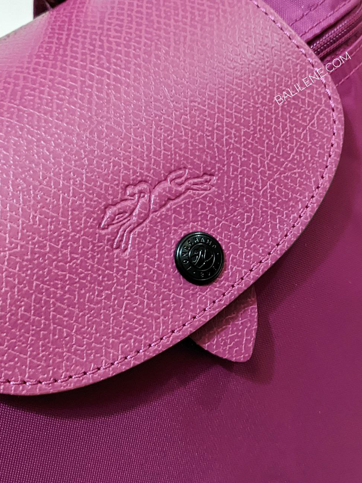 detail-logo-Longchamp-Le-Pliage-Club-Backpack-Bag-Fuchsia