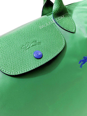 detail-logo-Longchamp-Le-Pliage-Club-Medium-Shoulder-Bag-Cactus