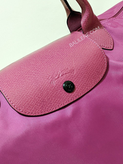 detail-logo-Longchamp-Le-Pliage-Club-Travel-Bag-Fuchsia