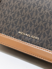 detail-logo-Michael-Kors-32S2GJ6C7B-Jet-Set-Large-Logo-Crossbody-Bag-Brown-Acorn