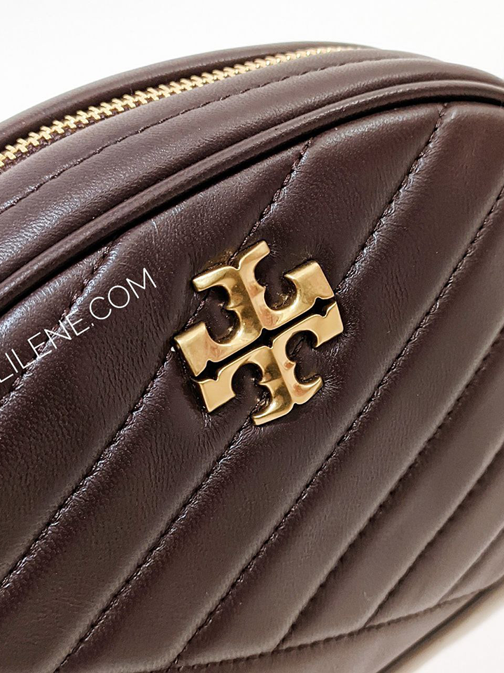 detail-logo-Tory-Burch-Kira-Chevron-Small-Camera-Bag-Tempranillo
