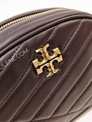 detail-logo-Tory-Burch-Kira-Chevron-Small-Camera-Bag-Tempranillo