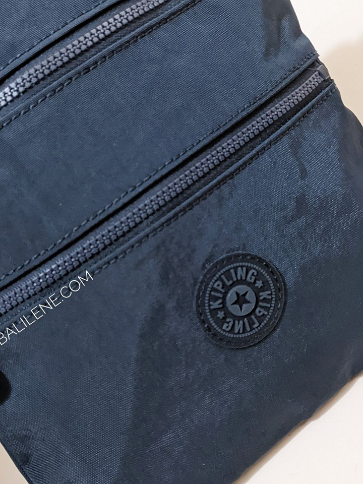detail-logo-depan-Kipling-Classic-Keiko-Small-Crossbody-Bag-True-Blue-Tonal
