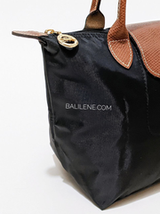 detail-samping-Longchamp-Le-Pliage-Original-Small-Top-Handle-Bag-Black