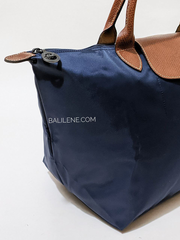 detail-samping-Longchamp-Le-Pliage-Original-Top-Handle-Bag-Medium-Navy