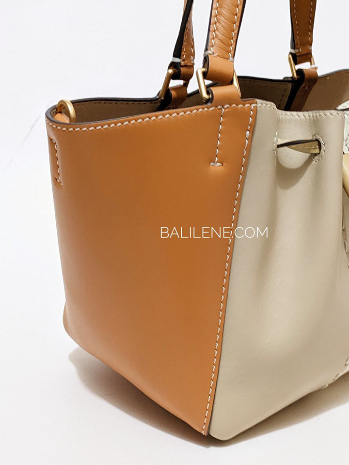 detail-samping-Tory-Burch-McGraw-Color-Block-Mini-Drawstring-Satchel-Squash