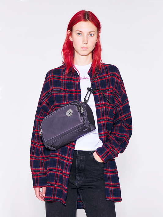 Bimba-Y-Lola-Medium-Anthracite-Nylon-Shoulder-Bag-Balilene-onmodel