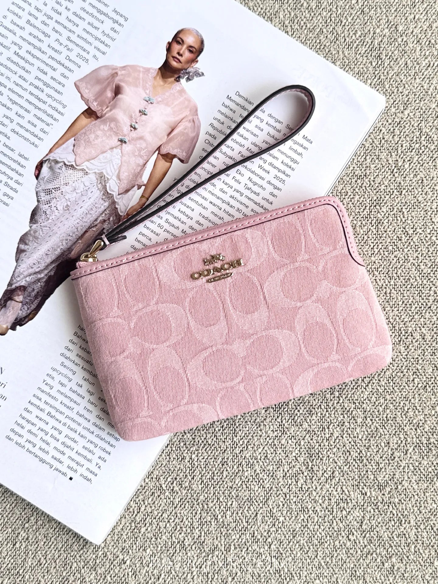 Coach-Corner-Zip-Wristlet-In-Signature-Denim-Light-Pink-balilene