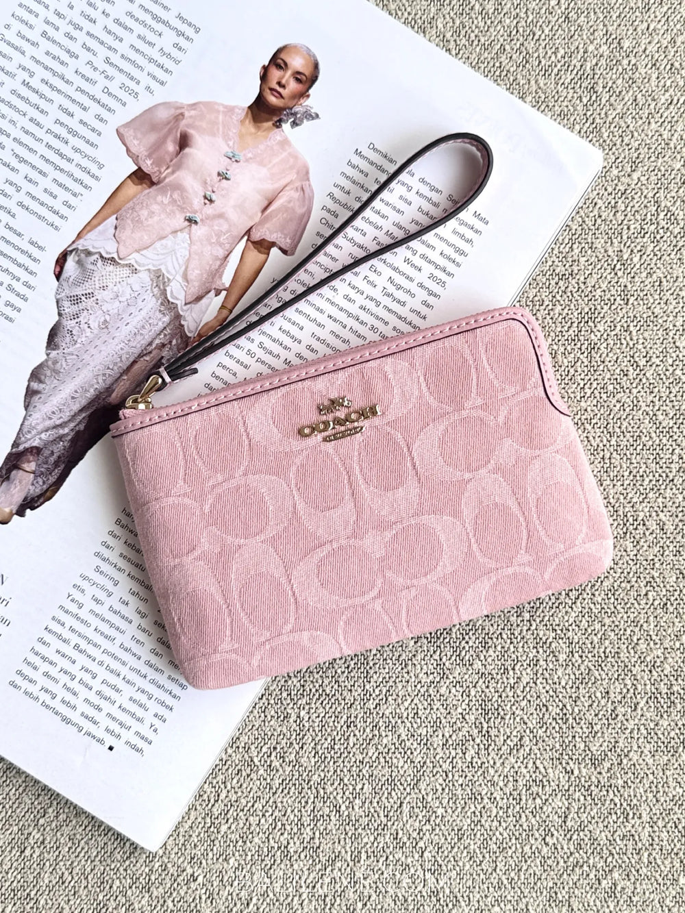 Coach-Corner-Zip-Wristlet-In-Signature-Denim-Light-Pink-balilene