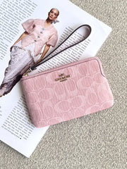 Coach-Corner-Zip-Wristlet-In-Signature-Denim-Light-Pink-balilene