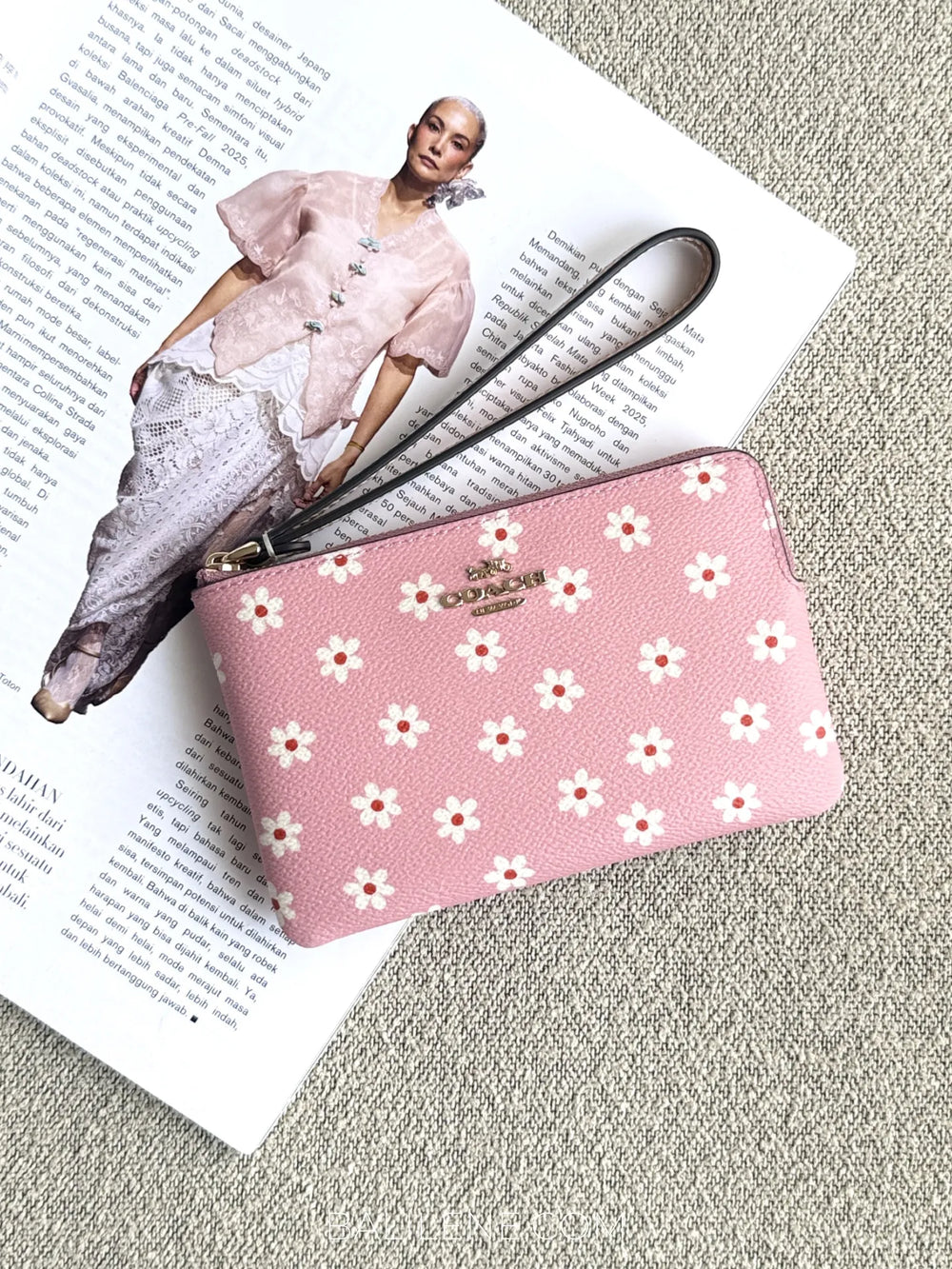 Coach-Corner-Zip-Wristlet-With-Floral-Print-Pink-Multicolor-balilene