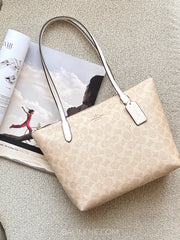 Coach-Fiona-Zip-Tote-Bag-In-Signature-Canvas-Sand-Chalk-balilene