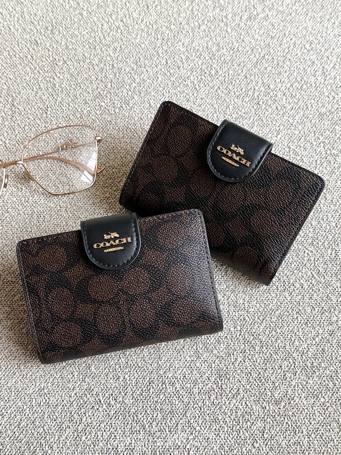 Coach-Medium-Corner-Zip-Wallet-In-Signature-Canvas-Walnut-Black-balilene