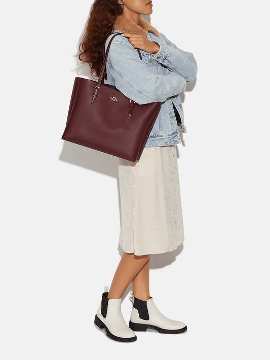 Coach-Mollie-Tote-Wine-Multi-Balilene-onmodel